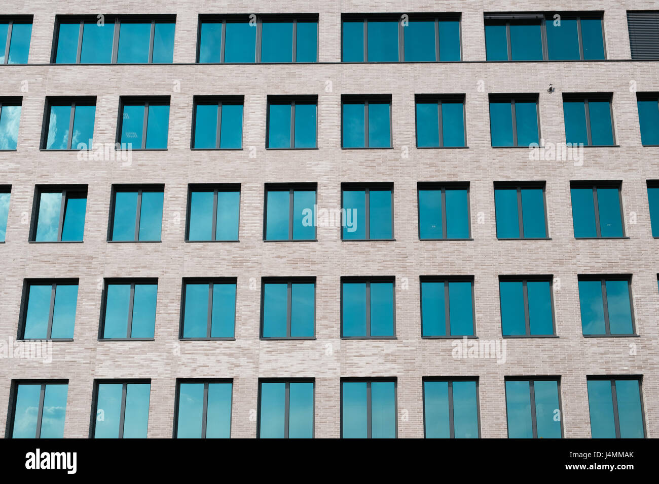 Real estate esterno - una moderna facciata di edificio Foto Stock