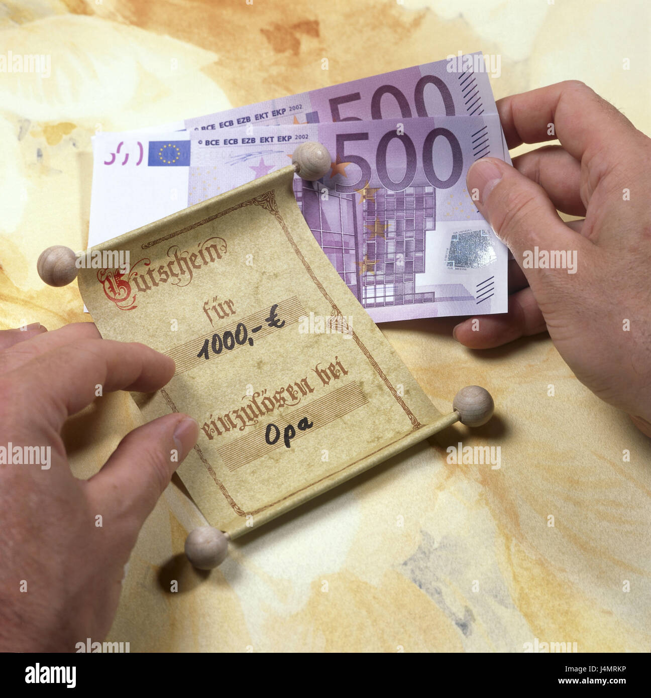 L'uomo, dettaglio, mani, coupon, banconote, tenere il boss, mani dell'uomo, il nonno, il presente buono regalo, quantità di denaro, 1000 euro, euronotes, nipoti, denaro banconote Foto Stock