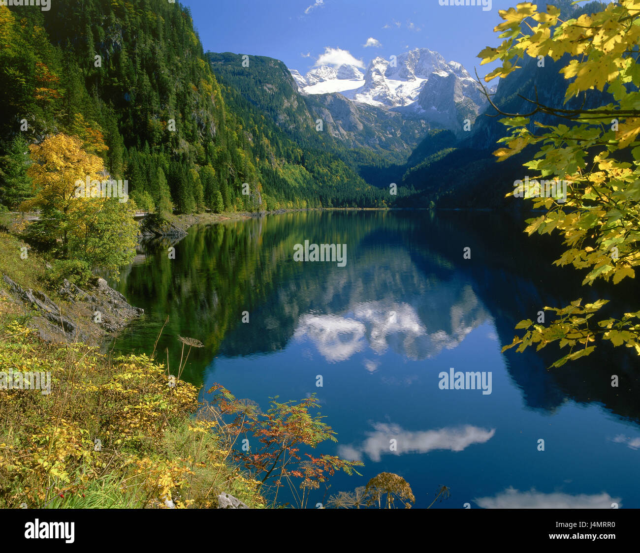 Austria, Austria superiore, Gosau, Gosausee, tetto di pietra-montagne, autunno Europa, camera di sale di proprietà, paesaggio di montagna, montagne, calce settentrionale delle Alpi, alpi, tetto di pietra, vertice, neve, nevoso, lago di montagna, lago, superficie di acqua, mirroring, paesaggi, natura, di riposo e di silenzio, idillio, autumnally, stagione Foto Stock