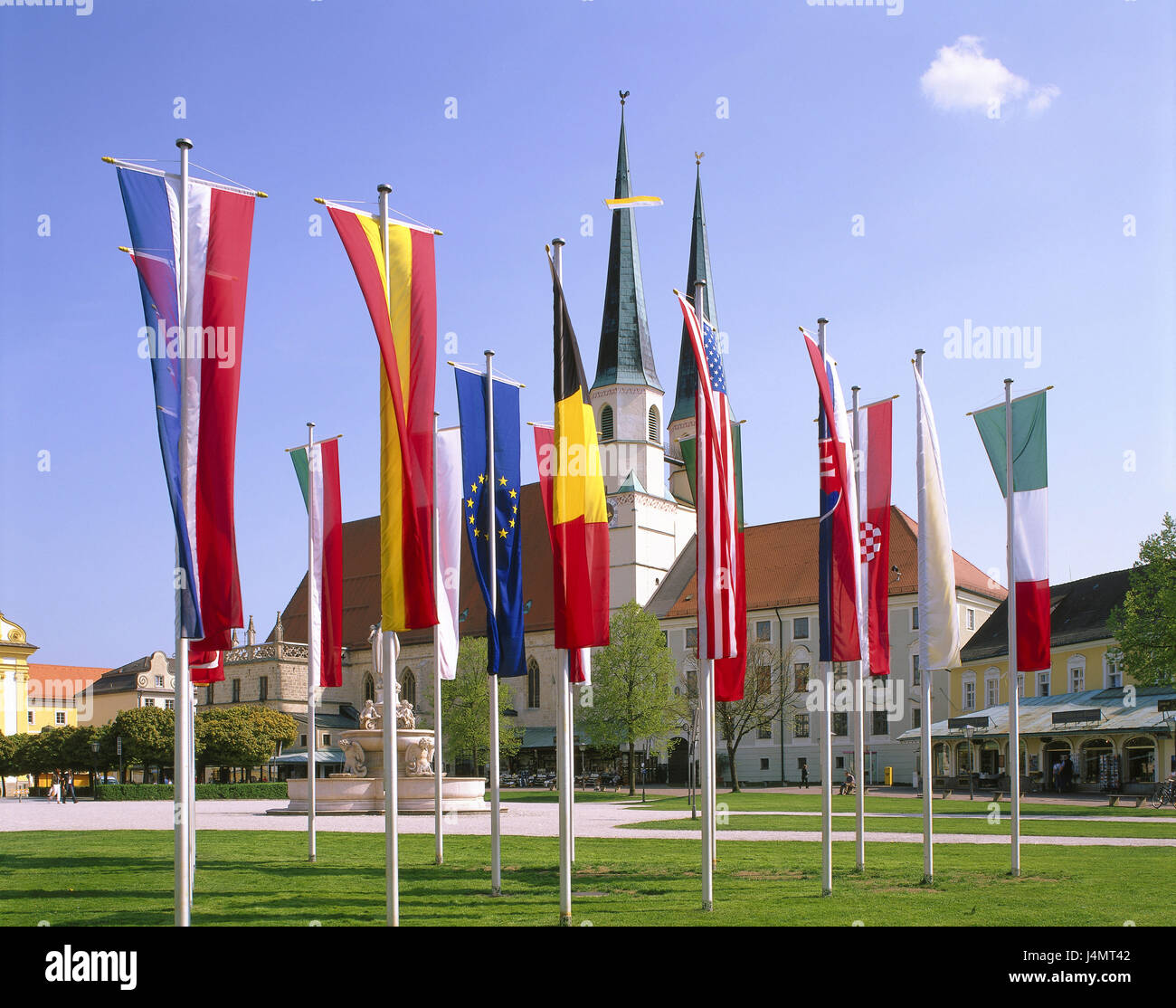 In Germania, in Baviera, Altötting, penna chiesa parrocchiale pezzo Phillipp e Jakob park, bandiera UE Europa, Baviera, luogo di pellegrinaggio, chiesa parrocchiale, la chiesa Hall, stile architettonico gotico, nel 1499-1511, architettura, fede, religione, cultura, luogo di interesse, park, parco, pennoni, bandiere, bandierine, l'Unione europea, Comunità europea Foto Stock