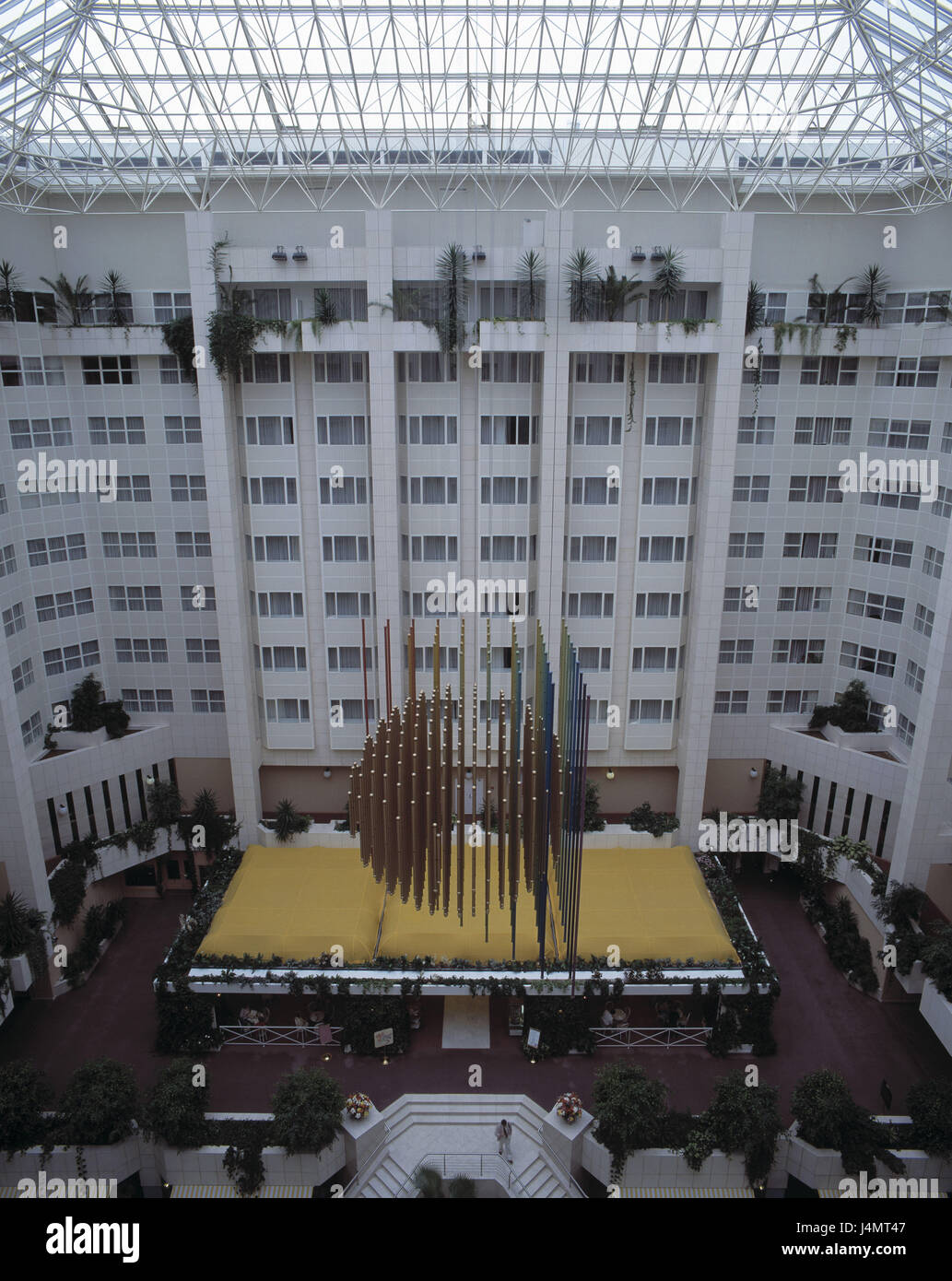 Repubblica ceca, medio Bohemian, Praga, hotel atrium, patio Europa, Est Europa, Cechia, Ceská republika, Boemia, città capitale, Praha, parte della citta', turismo, turismo, hotel edificio, complesso alberghiero, edificio, architettura, cortile interno, scultura, arte, San dell'arte, della cupola di vetro, tetto in vetro Foto Stock