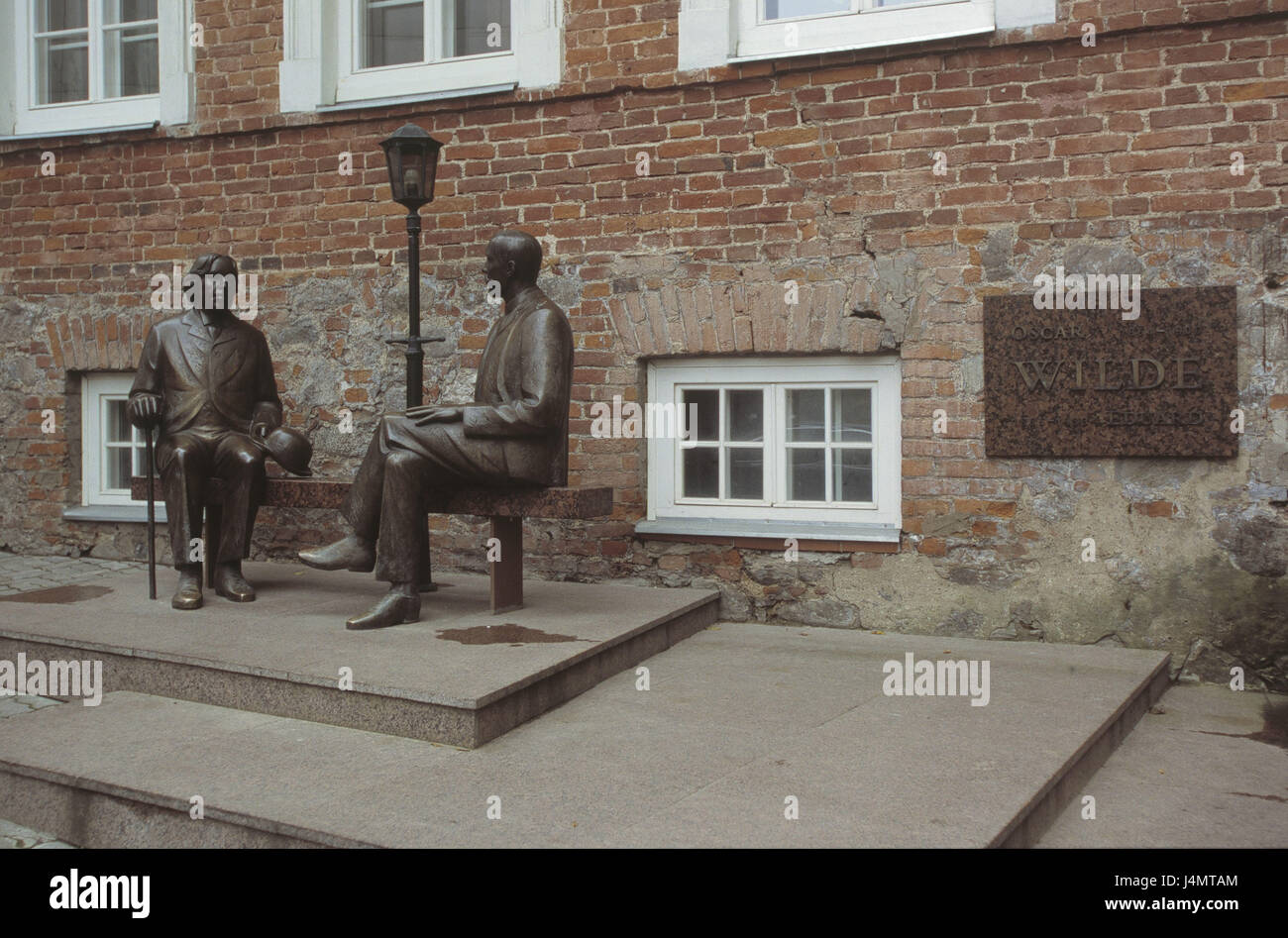 Estonia Tartu, 'wild Irish pub', i caratteri di bronzo, autori Eduard Wilde e Oscar wild Europa, Nordosteuropa, gli Stati baltici, Eesti Vabariik, Dorpat, città, Vallikraavi 4, bar, ristorante, house, facciata, dettaglio, scultura, monumento, statue, sculture, rappresentazione, autore, autori, Oscar Fingal O'Flahertie Wills, nel 1854 - nel 1900, irlandese, in irlandese, Eduard Wilde nel 1865-1933, Este, in estone, narratore, belletrist, drammaturgo, nazionalità passate, banca, sedersi, lanterna, raccoglimento, omaggio, luogo di interesse al di fuori Foto Stock