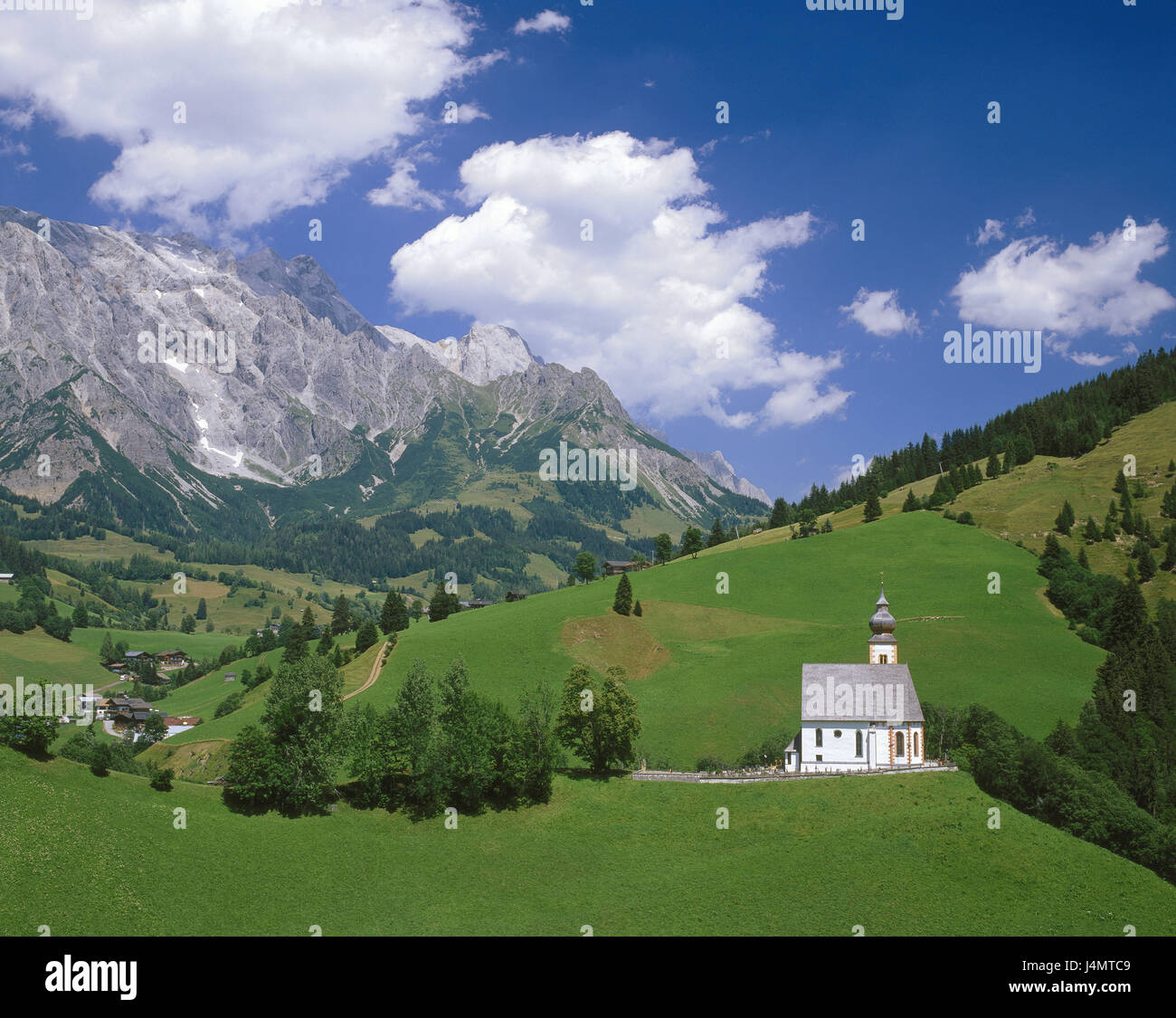 Austria, servendo la Chiesa, sfondo, di alto livello re Europa, villaggio, sci, villaggio turistico, sport invernali luogo, banda, una chiesa, un cimitero, montagne, montagne, scenario Foto Stock