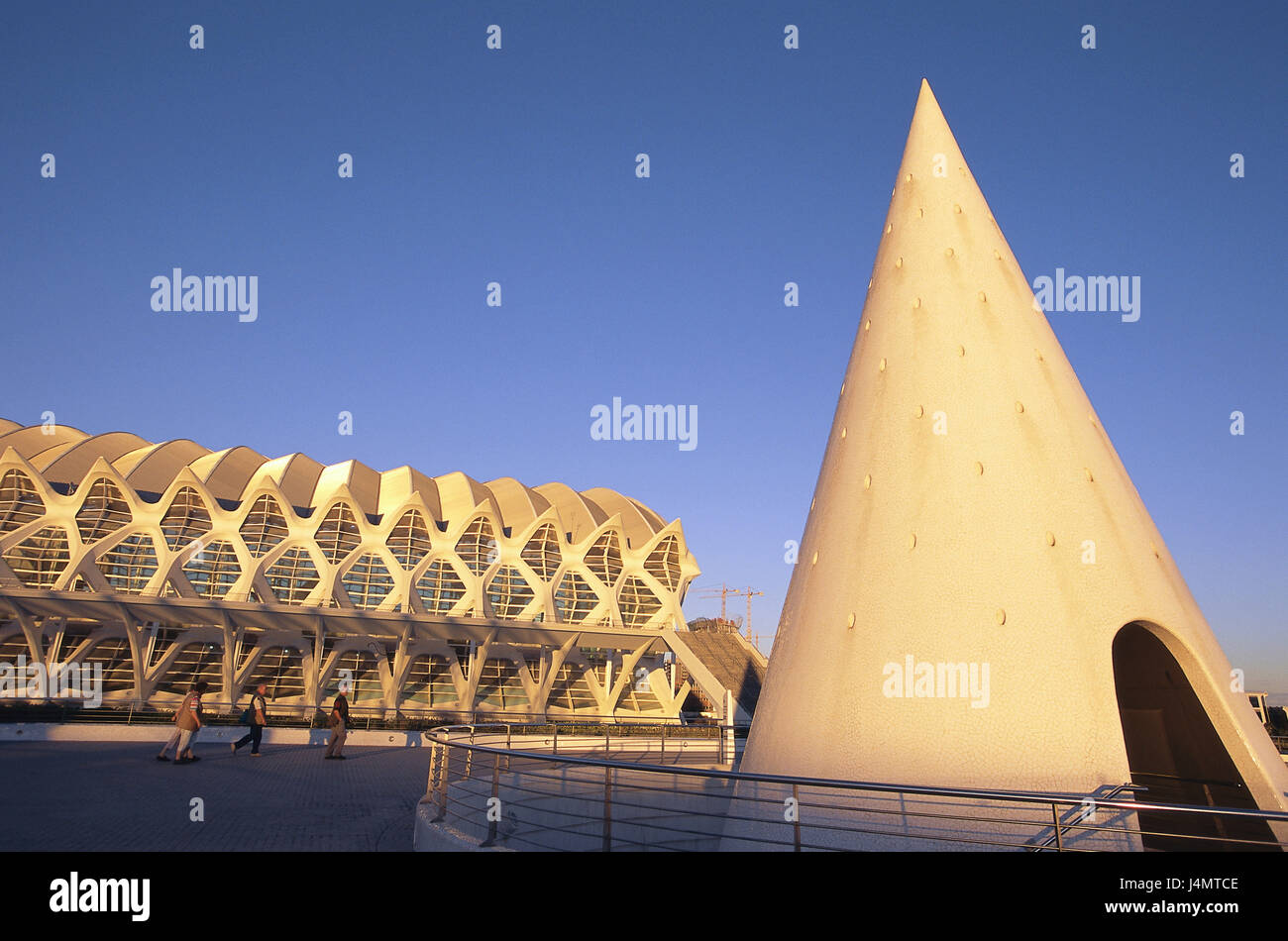 Spagna, Valencia, Ciutat de les Arts i de les Ciences, cono, accedere a sollevare, museo edificio, visitatore che nessun modello di rilascio Europa, Valäncia, Valencia town, riverbed Rio Turia, parco culturale, "Città delle arti e delle scienze, struttura, architettura moderna, avant-garde, ingresso ascensore e scale di accedere, forma appuntita, conicamente, museo di sfondo, tecnologia Museum, il Science Museum, Museo de Calatrava, luogo di interesse, visitatore esterno, luce della sera leggere Ciencias 'Príncipe Felipe dell' architetto Santiago Foto Stock