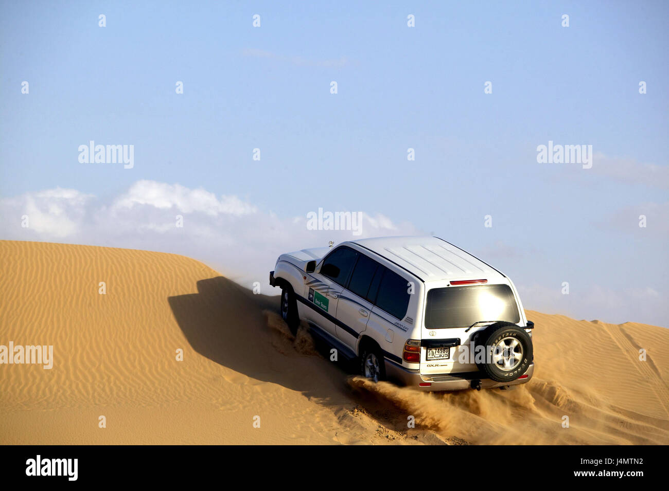 Emirati Arabi Uniti Dubai, deserto, dune, jeep VAE, penisola araba, il Medio Oriente, deserto di sabbia, sabbia, dune di sabbia, le avventure, avventura di vacanza, jeep safari, veicolo, sport utility vehicle, dune tour, vacanze, tempo libero, hobby, spedizione, turismo, larghezza, la distanza, la libertà, l'automobilismo, in remoto, secchezza, secchezza Foto Stock