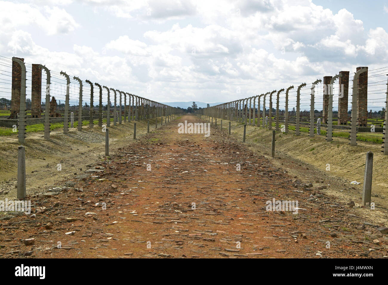 Polonia, Birkenau, museo statale, campo di prigionia, modo, recinzioni di filo spinato Europa, Rzeczpospolita Polska, piccole espansioni, Auschwitz II, campo di concentramento, Wojew½dztwo Malopolskie Oswiecim, seconda guerra mondiale, guerra storia, distruzione del magazzino, SS-distruzione magazzino del prigioniero di guerra del magazzino, distruzione di massa, l'anti-semitismo, memorial, raccoglimento, UNESCO-patrimonio culturale mondiale, luogo di interesse, graniglia graniglia, modo, filo spinato recinzioni Foto Stock