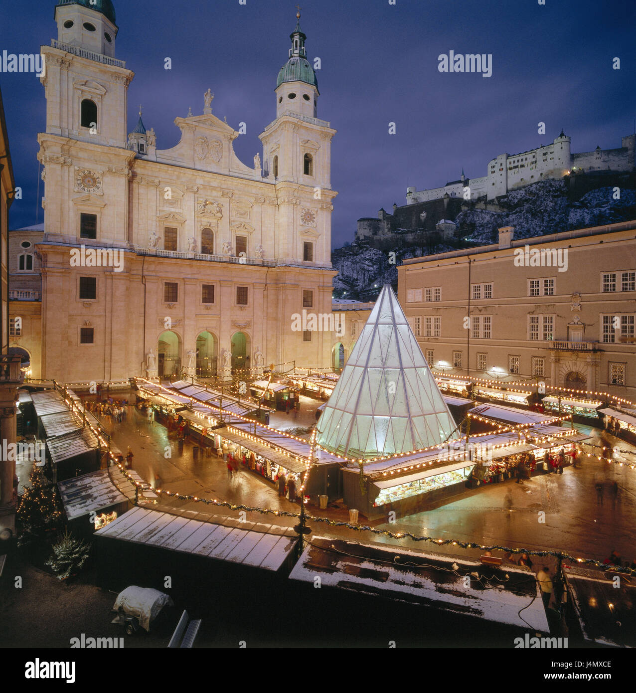 L'Austria, la città di Salisburgo, la Città Vecchia, la piazza del Duomo, Cattedrale, Fiera di Natale, serata Europa, città, Salzburg-Stadt, Centro citta', struttura edificio, storicamente, nel 1614-28, architettura, stile architettonico, barocco, facciata, raddoppia la facciata della torre, Baumeister Santino Solari, periodo natalizio, yule tide, mercato di Natale, Fiera di Natale, le bancarelle del mercato, piramide, luci, tuning, fortezza alta sale castello, dettaglio Foto Stock