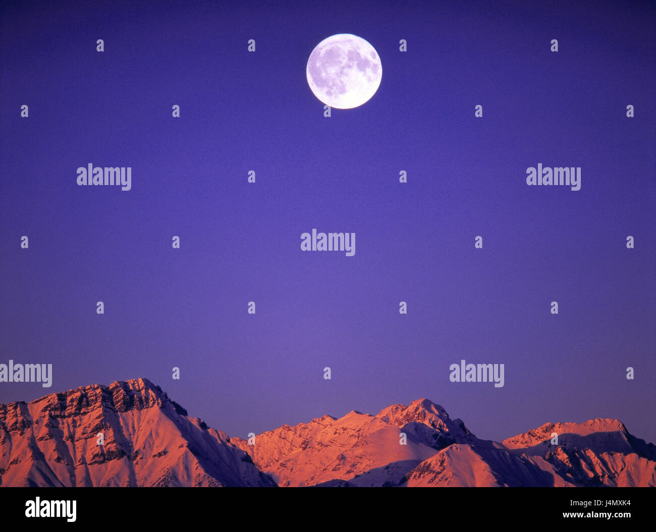 Austria, Tirolo, Karwendelgebirge, nord catena, Rumerspitze, luce della sera, luna piena Europa, alpi, montagne, il paesaggio di montagna, montagne Karwendel, cima, nevoso, mountain summit, 2453 m, la neve, serata tuning, tramonto, cielo blu, senza nuvole, luna, tuning, sera invernale, [M] Foto Stock