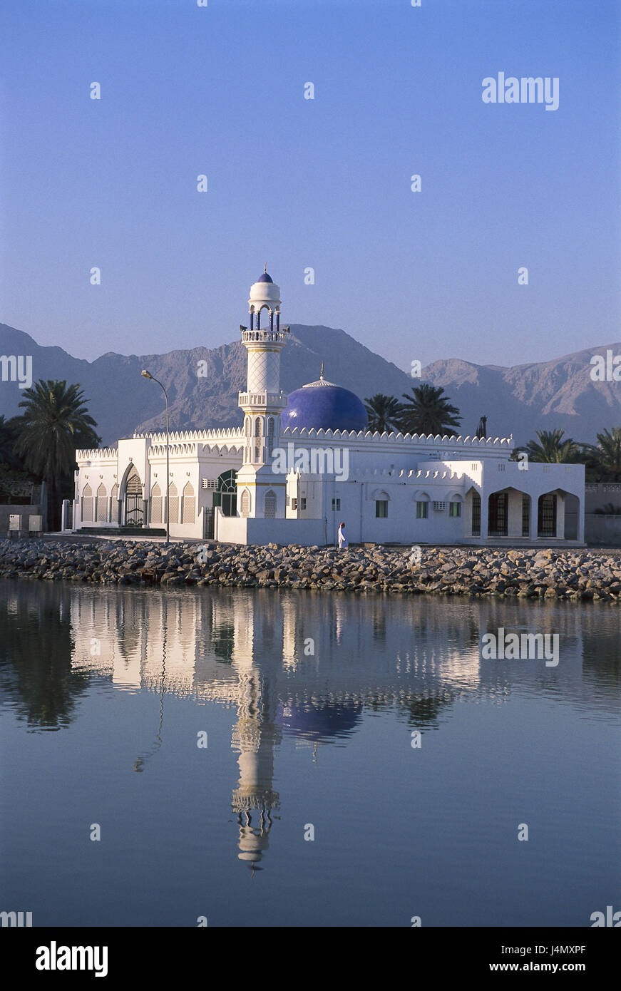 Oman, penisola di Musandam, Khasab, Moschea di fronte est, Medio Oriente, Penisola Arabica, Sultanato di Oman, regione di Musandam, regione costiera, principale luogo Al-Khasab, edificio, struttura, acqua, montagna, mirroring di acqua Foto Stock