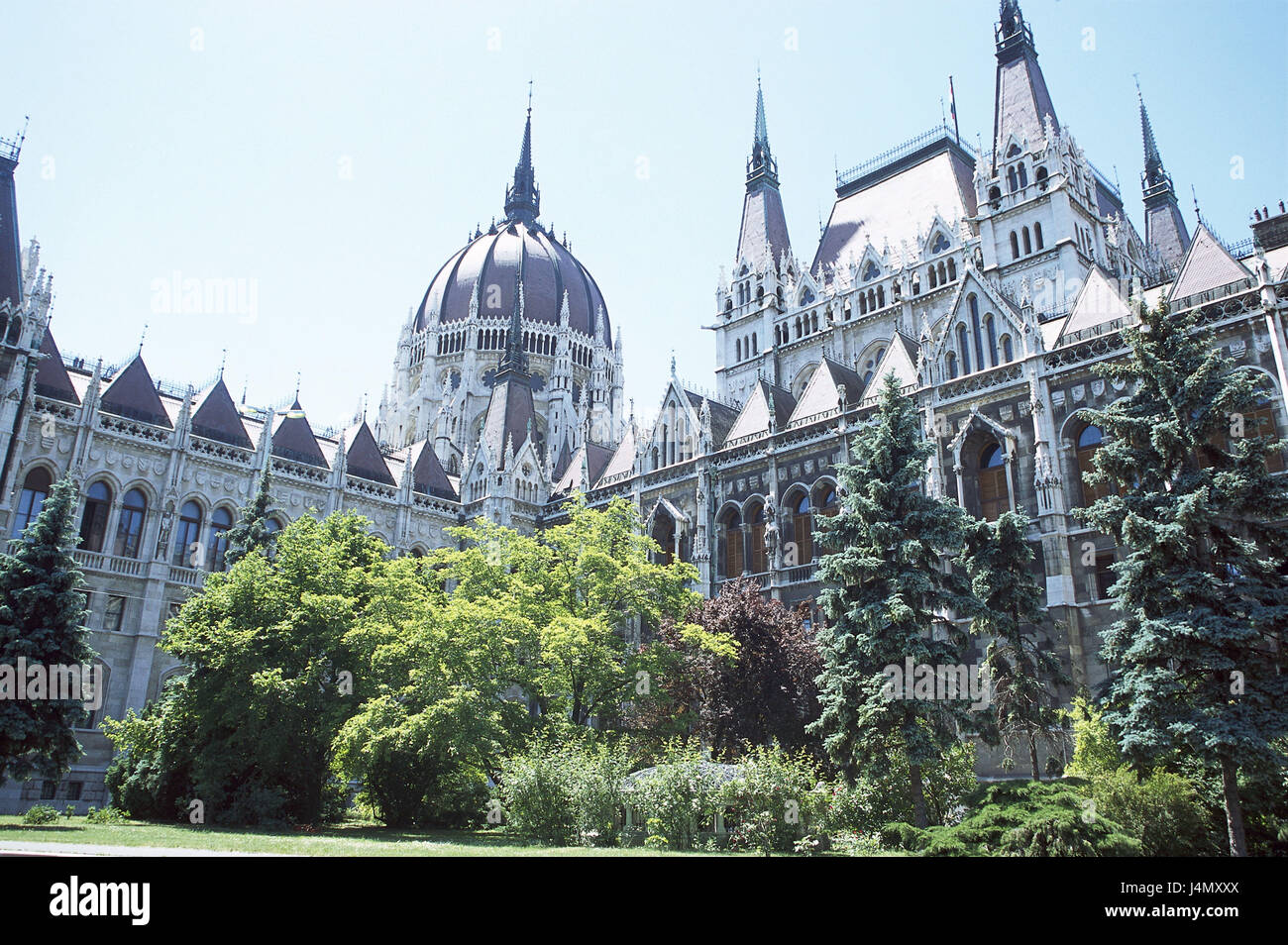Ungheria, Budapest, parlamento, attacco verde Europa, Magyarország, Magyar Köztársaság, città, parte della città di Pest, capitale, il palazzo del governo, il palazzo del parlamento, Orszaghaz, struttura edilizia, architettura, stile architettonico, neogotico, si accumula nel 1884-1904, a cupola, edificio a cupola, 69 m. alto, punti di riferimento, luogo di interesse, cespugli, arbusti, alberi Foto Stock