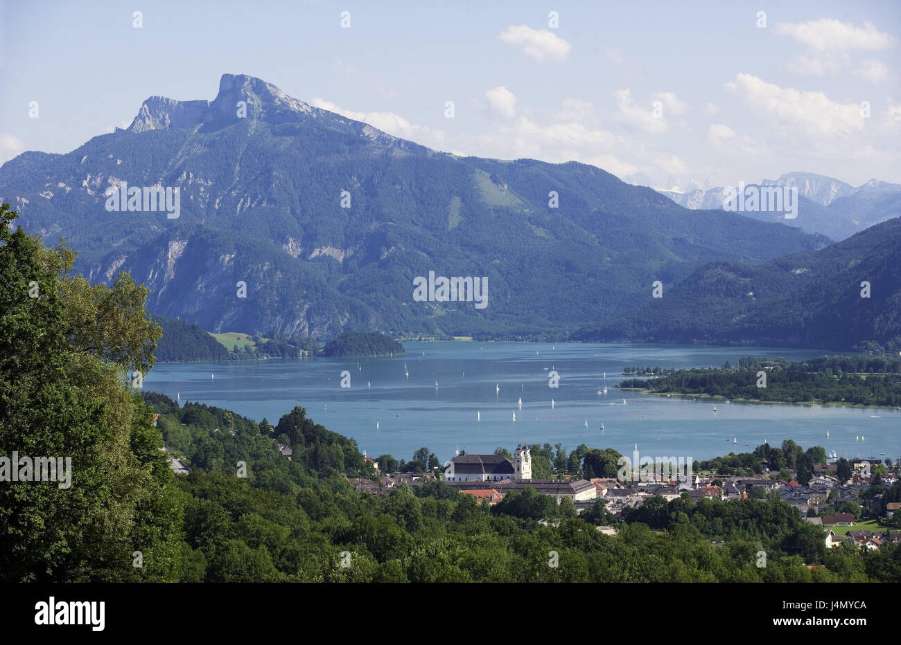 Austria, Austria superiore, lunare lago, vista locale, chiesa, lago lunare, parrocchia di mercato, chiesa benedettina, la collegiata, la chiesa parrocchiale, case, case, lago di montagna, montagne, montagne, destinazione, turismo, Foto Stock