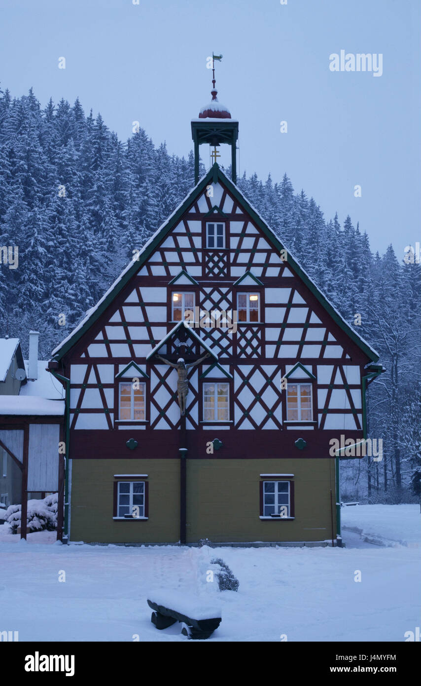 Cechia, della Boemia occidentale, Brezova, casa in legno e muratura, sera, casa, costruendo, architettura, inverno, la neve, serata tuning, legno, gelo, frosty, a struttura mista in legno e muratura, architettura al di fuori, deserte, crepuscolo, crepuscolo, Foto Stock