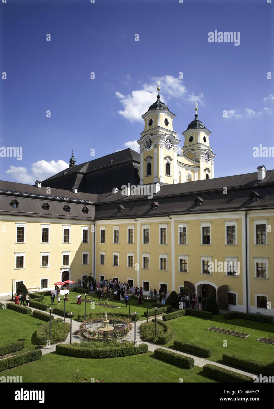 Austria, Austria Superiore, Lago lunare, chiesa parrocchiale pezzo Michael, cortile interno, visitatore, estate, parrocchia di mercato, chiesa benedettina, la collegiata, stile architettonico gotico, architettura, luogo di interesse, park, parco, persona, chiostro allegato, chiostro, Foto Stock