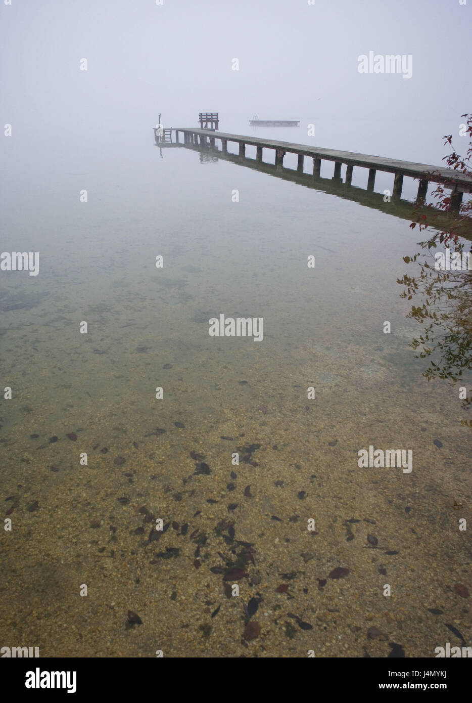 Lago, jetty, deserte, nebbia, acque, bagno lago, bridge, il molo, pontile in legno, bagno isola, uscire, nessuno, solitudine, silenzio, di riposo e di silenzio, misteriosamente, misticamente, stagione, cupo, deprimenti, tuning, esterno, Foto Stock