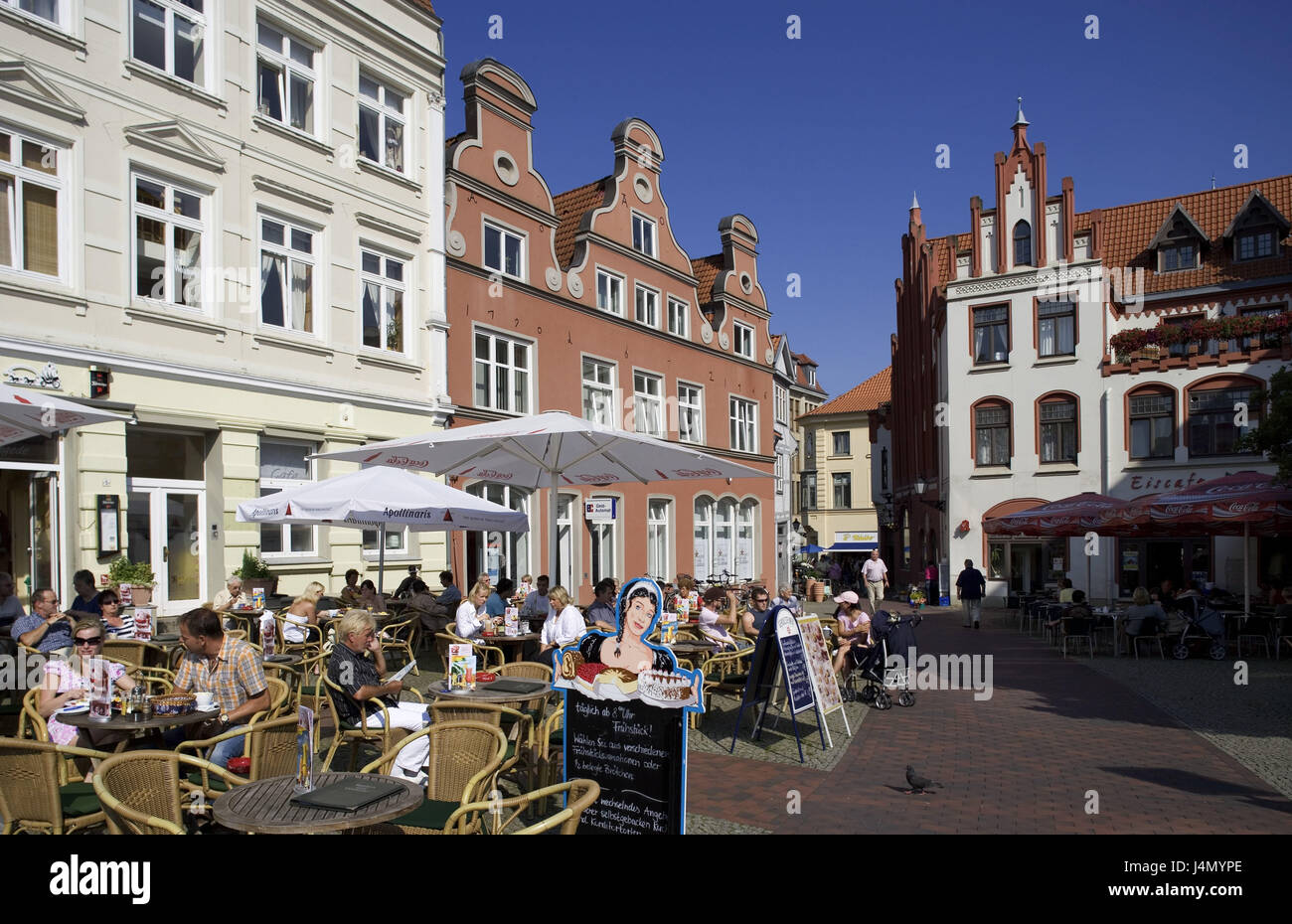 Germania, Meclemburgo-Pomerania occidentale, cittadina anseatica di Wismar, mercato, street bar gli ospiti, Foto Stock