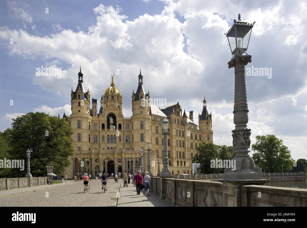 Germania, Meclemburgo-Pomerania occidentale, Schwerin, Schweriner serratura, bridge, lanterne, visitatori Foto Stock