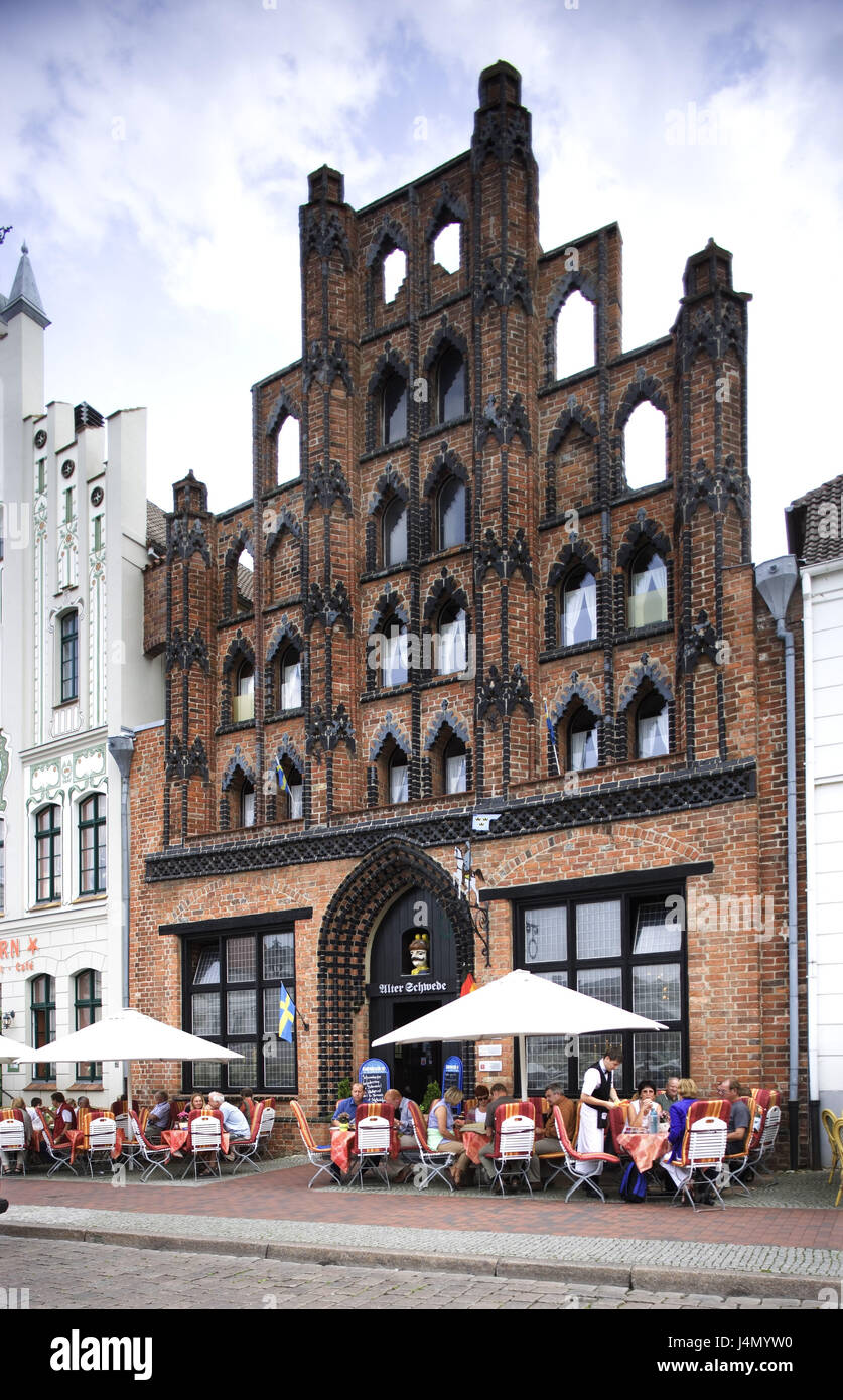 Germania, Meclemburgo-Pomerania occidentale, cittadina anseatica di Wismar, mercato, old boy, edificio di mattoni, street bar, gli ospiti, Foto Stock