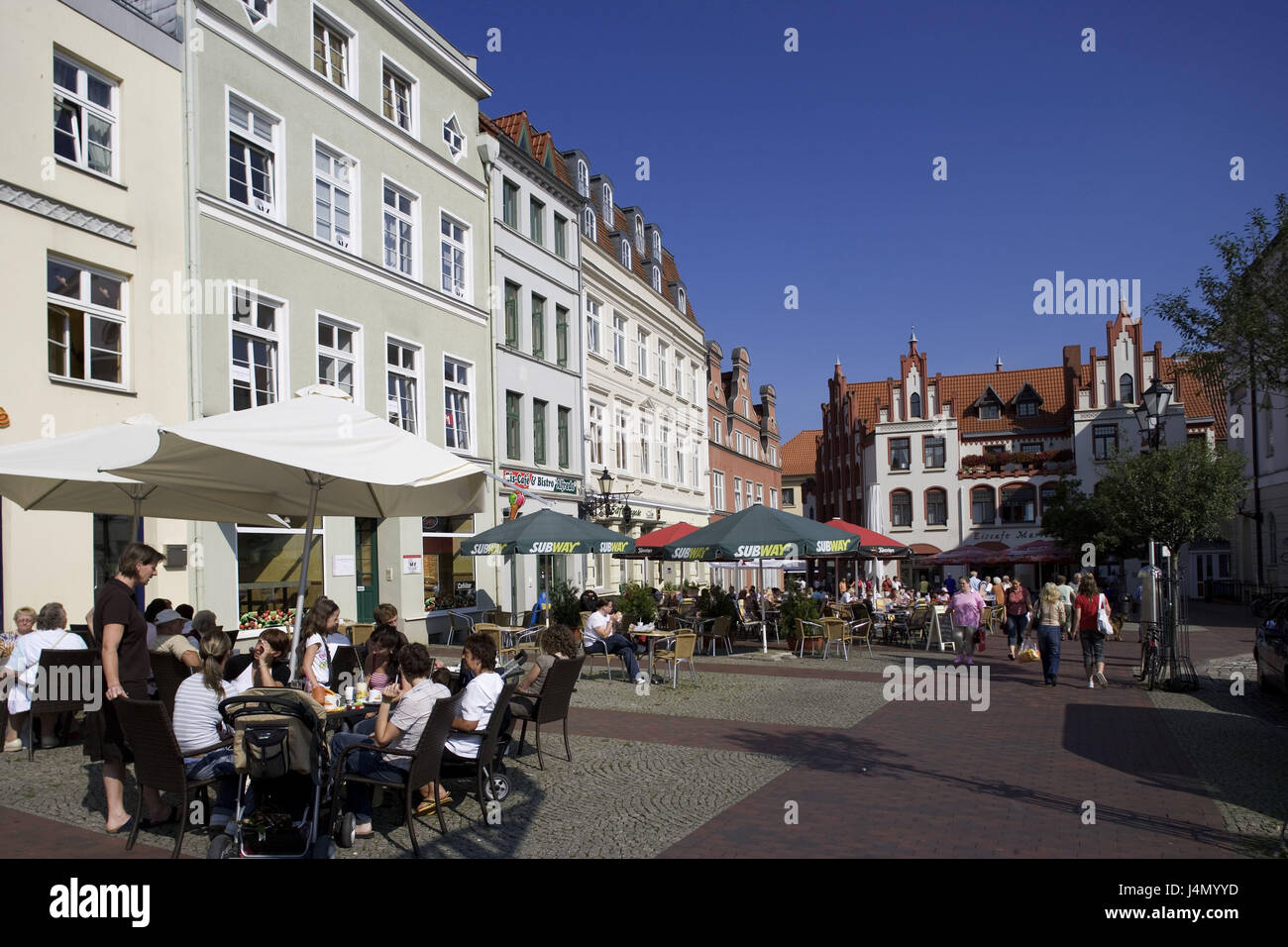 Germania, Meclemburgo-Pomerania occidentale, cittadina anseatica di Wismar, mercato, street bar gli ospiti, passanti, Foto Stock