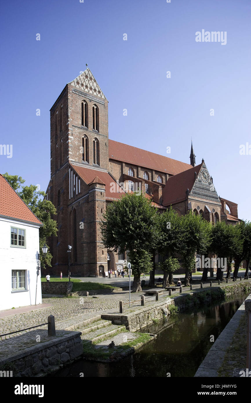 Germania, Meclemburgo-Pomerania occidentale, cittadina anseatica di Wismar, Nikolaikirche, Brook, alberi, Foto Stock