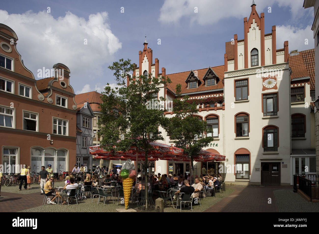 Germania, Meclemburgo-Pomerania occidentale, cittadina anseatica di Wismar, mercato, street bar, gli ospiti, Foto Stock