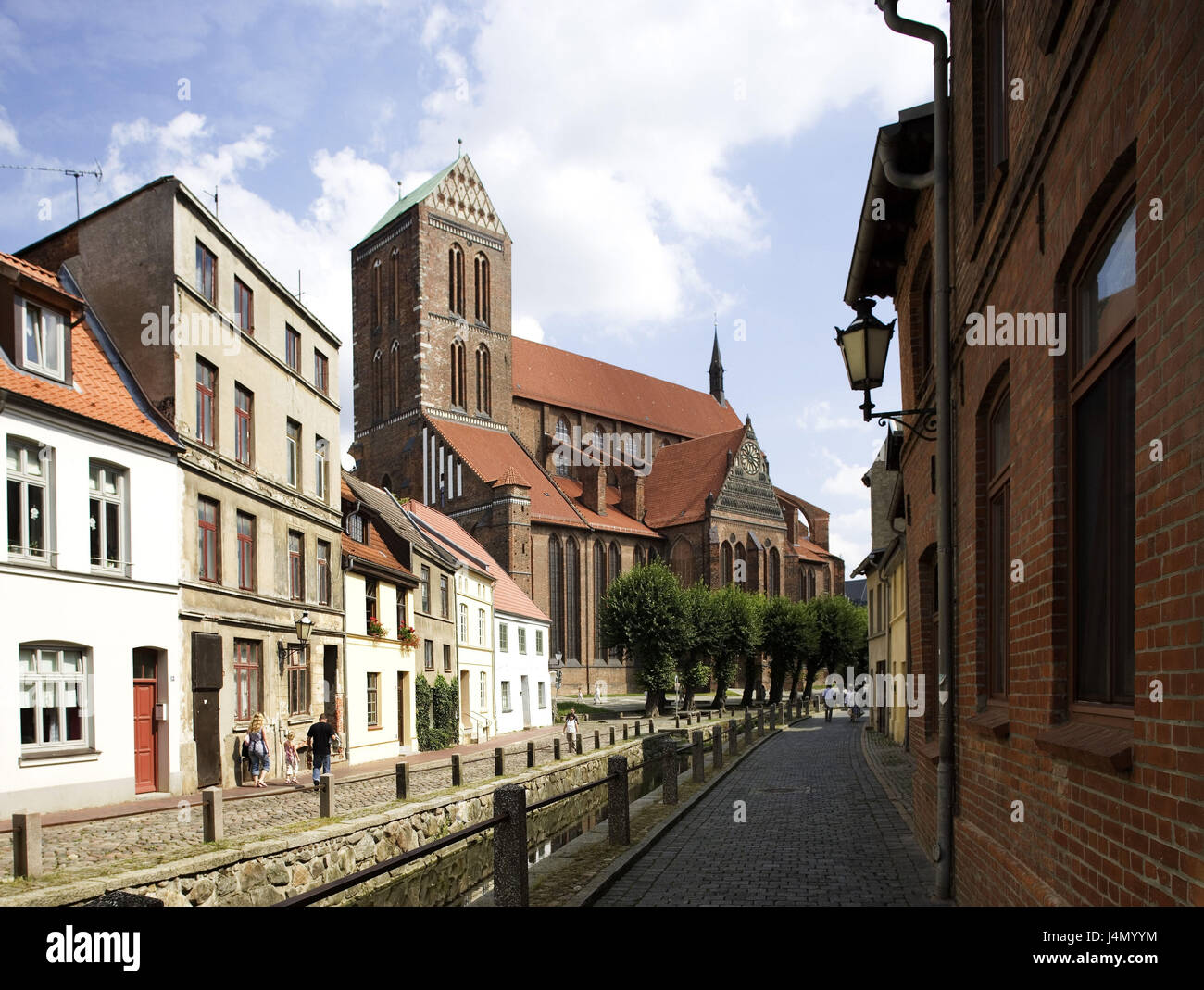 Germania, Meclemburgo-Pomerania occidentale, cittadina anseatica di Wismar, Nikolaikirche, Brook, alberi, case, Foto Stock