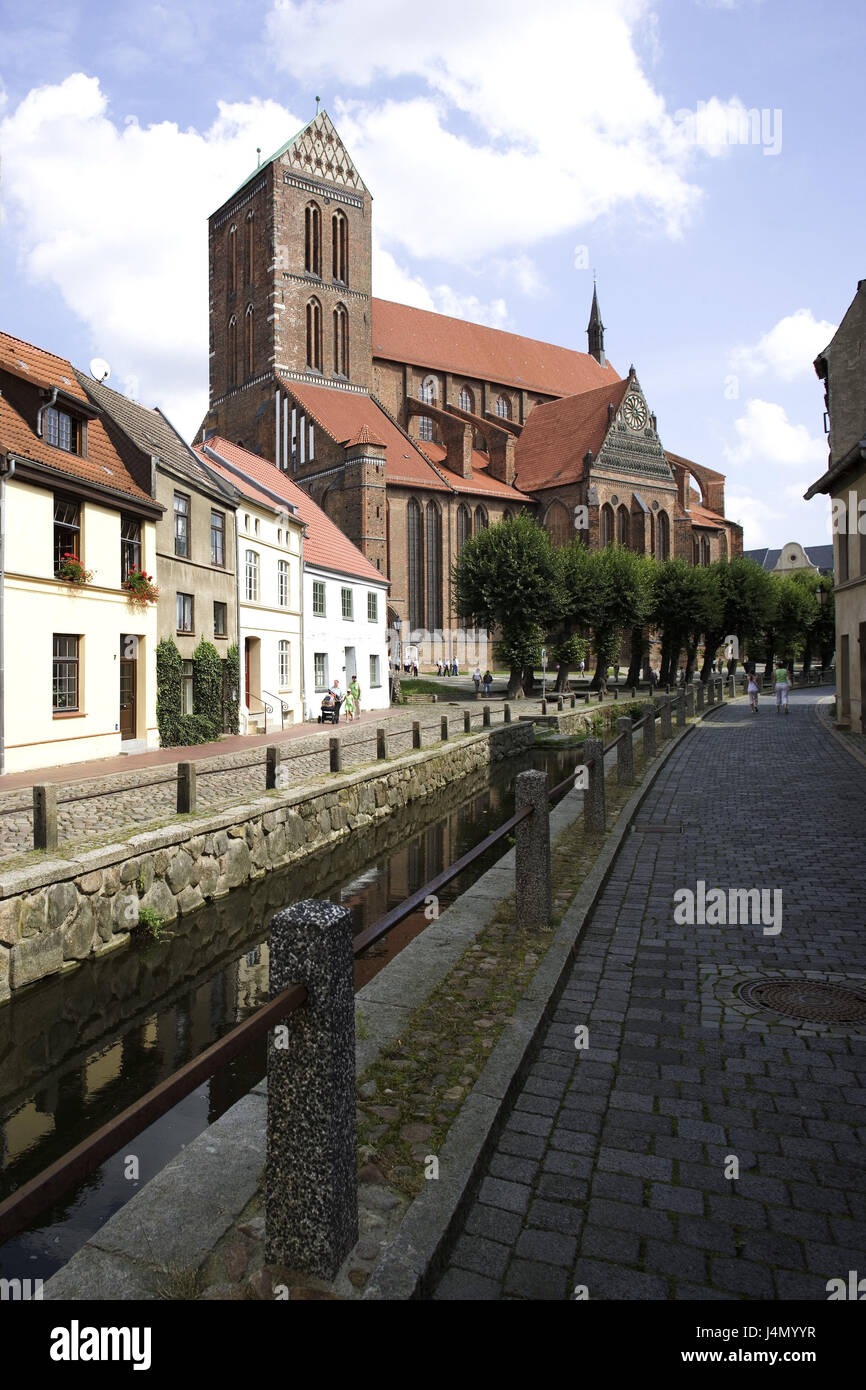 Germania, Meclemburgo-Pomerania occidentale, cittadina anseatica di Wismar, Nikolaikirche, Brook, alberi, Foto Stock