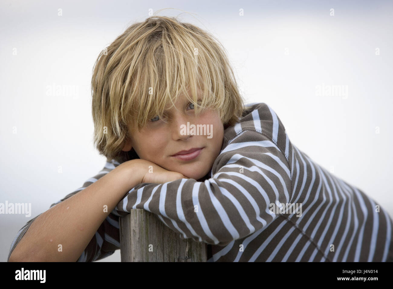 Il ragazzo, incautamente, posti, aggiungere il supporto, ritratto, Foto Stock