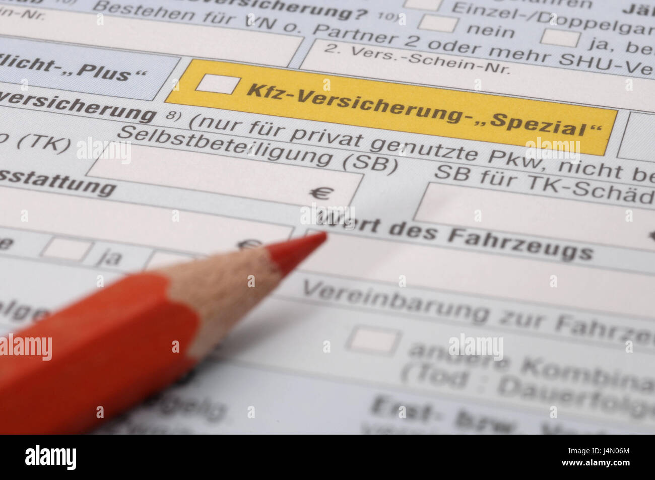 Forma di assicurazione del veicolo, penna, modulo di richiesta, veicolo, assicurazione, veicolo, assicurazione completa, assicurazione completa, assicurazione contro il furto, assicurazione contro il furto, furto del veicolo, furto, assicurazione auto, assicura, contratto di assicurazione, sotto forma di assicurazione, penna rossa, assicurazione speciale, Foto Stock