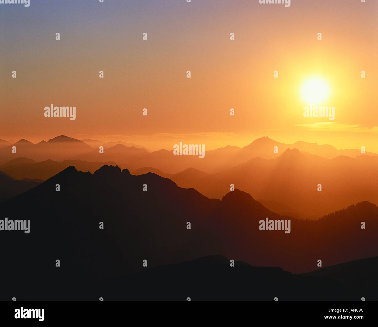 Austria, Tirolo, area di confine, in Germania, in Baviera, il paesaggio di montagna, Brandenberger alpi, tramonto, alpi, montagne, montagne, il paesaggio, il sole, la luce posteriore, sera, di post-incandescenza, atmosferici, visualizzare vertice, Foto Stock
