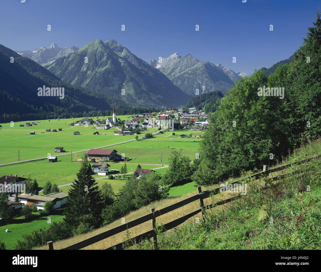 Austria, Tirolo, Lechtal, Elbigenalp, visualizzare Lechtal Alpi, luogo, vista locale, chiesa, montagne, montagne, paesaggio, paesaggio di montagna, stagione estiva, Foto Stock