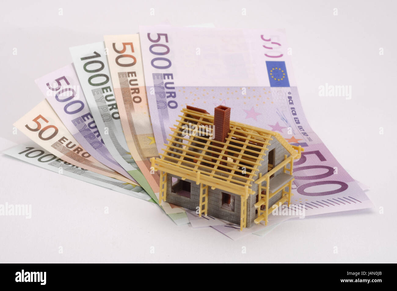 Icona, costruzione di una casa, le spese di finanziamento, anticipo, casa, modello modello di casa, shell, costo di costruzione, costruzione, finanziamento immobiliare, casa, building society accordo di risparmio, risparmio di costruzione, di credito, uomini al lavoro, euronotes, denaro, banconote, quantità, la quantità di denaro, banconote, euro, Stilllife, Foto Stock
