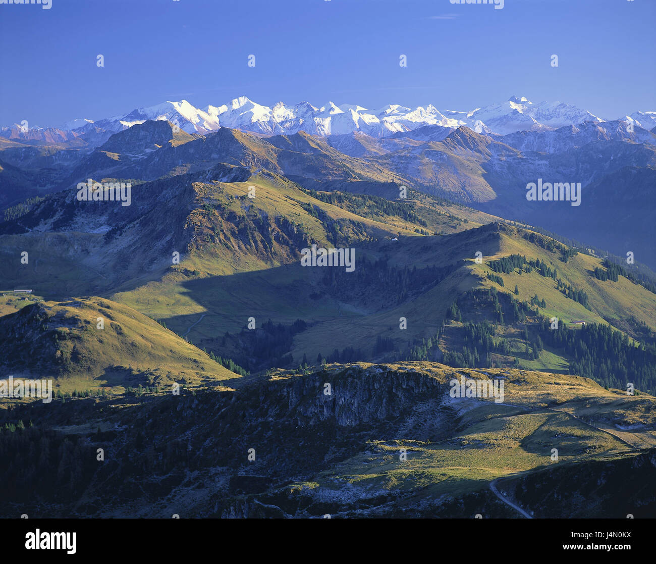 Austria, Tirolo, Kitzbuehel, paesaggio di montagna, visualizzare Grossglockner, alpi, montagne, montagne, paesaggi, natura, Glocknergruppe, summit, mountain range, neve, sole, cielo privo di nuvole, blu Foto Stock
