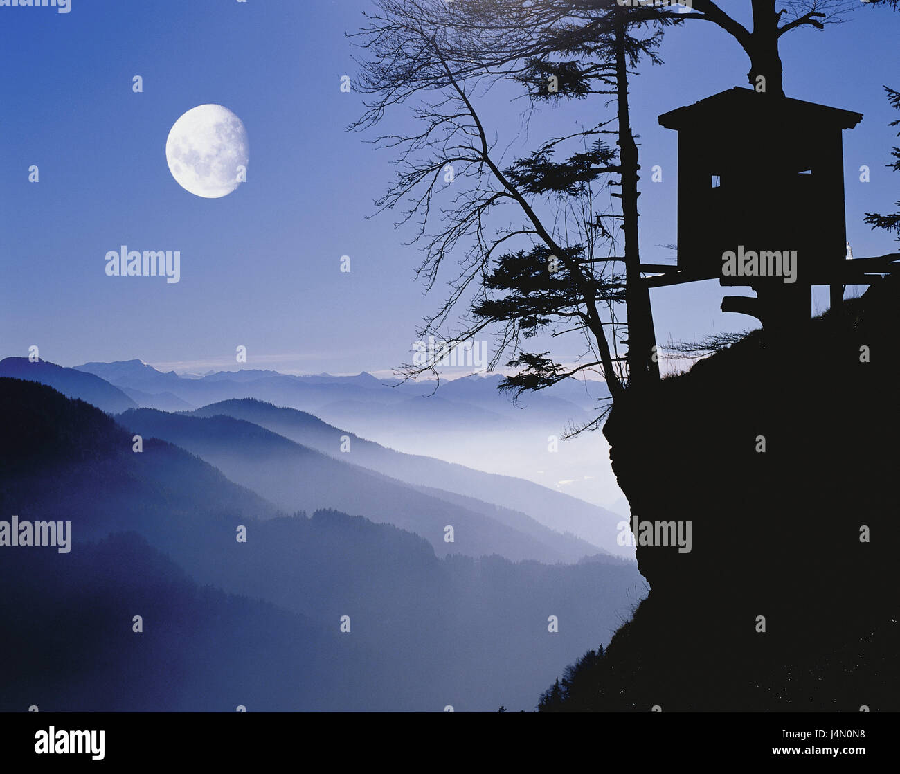 Austria, Tirolo, Kufstein, valle imperiale, il cacciatore membro, silhouette, luna, [M], paesaggi, montagne, il paesaggio di montagna, summit, visualizzare il cacciatore sollevato nascondere, sollevato nascondere, mezza luna, nebbia, regolazione del colore, blu, [M] Foto Stock