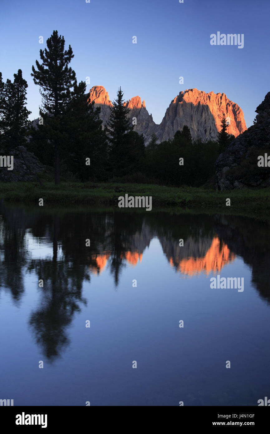 L'Italia, Alto Adige, Dolomiti, Pordoijoch, Sassopiatto, Sassolungo, lago, mirroring, sera, Foto Stock