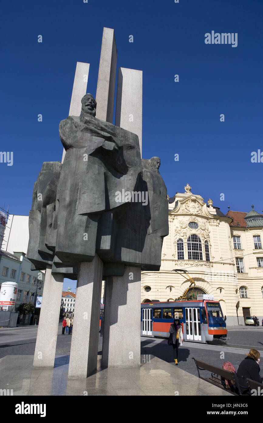 La Slovacchia, Bratislava, Città Vecchia, Monumento degli eroi nazionali, capitale, monumento, pilastri, caratteri di bronzo, luogo di interesse, destinazione, turismo, scene di strada, tram, Foto Stock