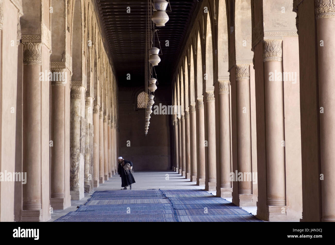 L'Egitto, al Cairo, Città Vecchia, Ibn Tulun moschea, uomo, Foto Stock