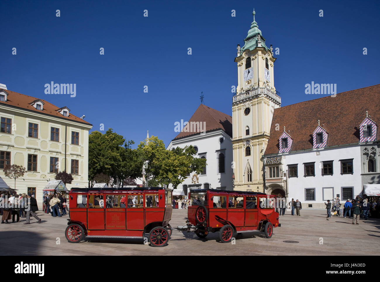 La Slovacchia, Bratislava, la piazza principale, la chiesa, bancarelle e turisti, bus panoramico, Bratislava, città, chiesa parrocchiale, gesuita, che è la chiesa, struttura, architettura, luogo di interesse, mercato, vendita di souvenir, persona, destinazione, turismo, bus veicolo, visite turistiche, Foto Stock