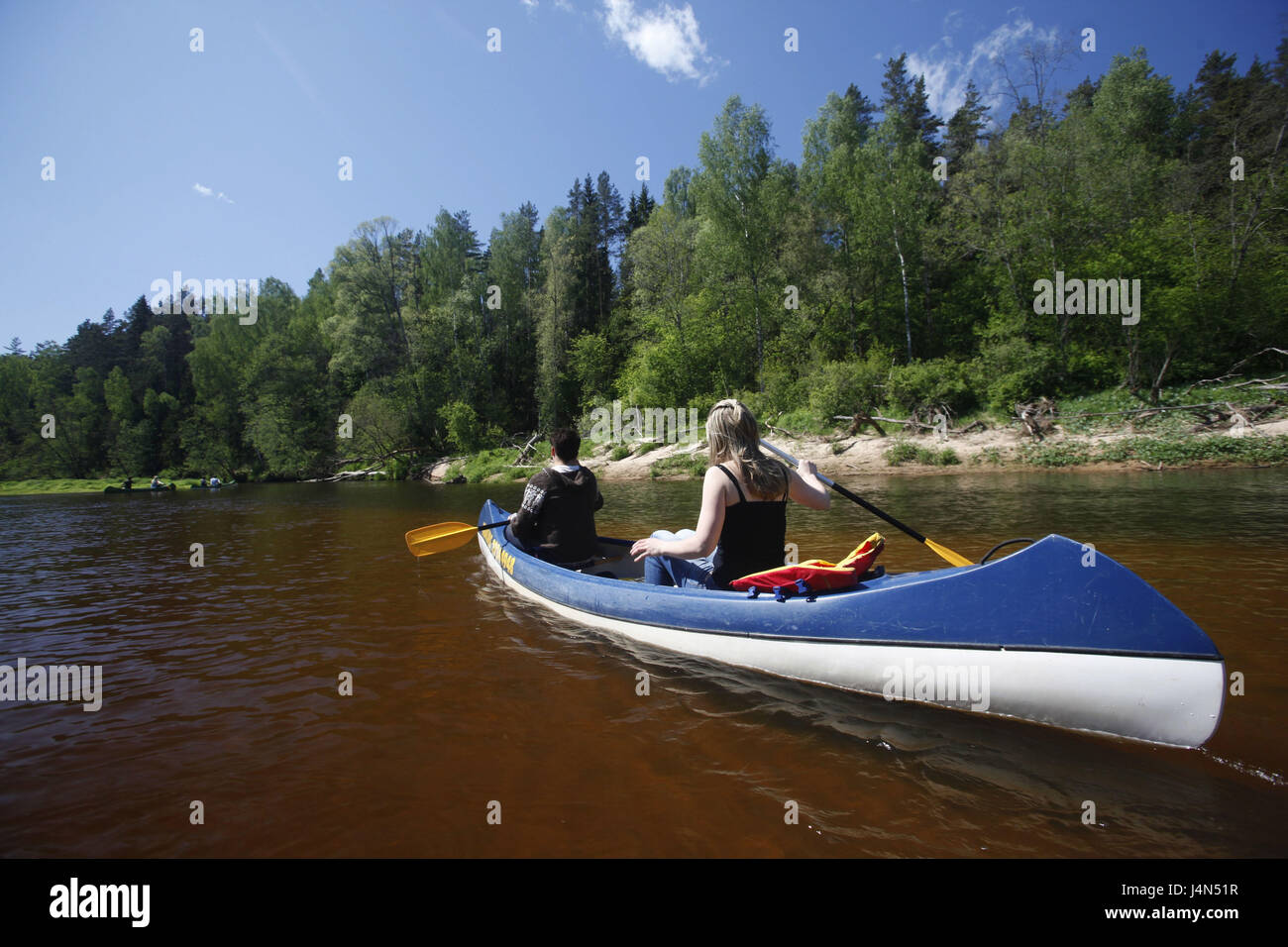 La lettonia, Sigulda, Gauja flussante, canoa, driver Vista posteriore, Foto Stock