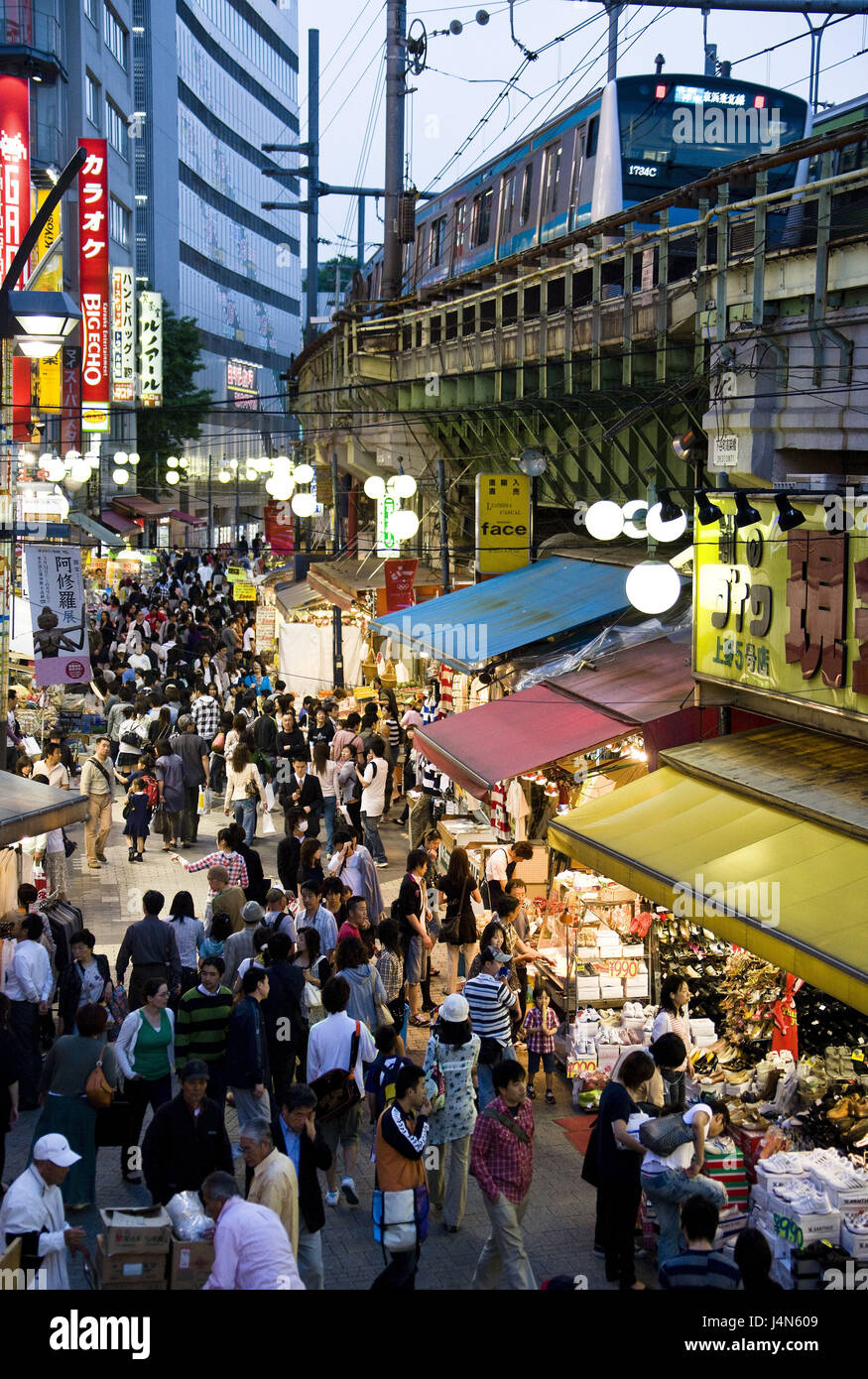 Giappone Tokyo, quartiere di Ueno, Ameyoko shopping street, crepuscolo, Foto Stock