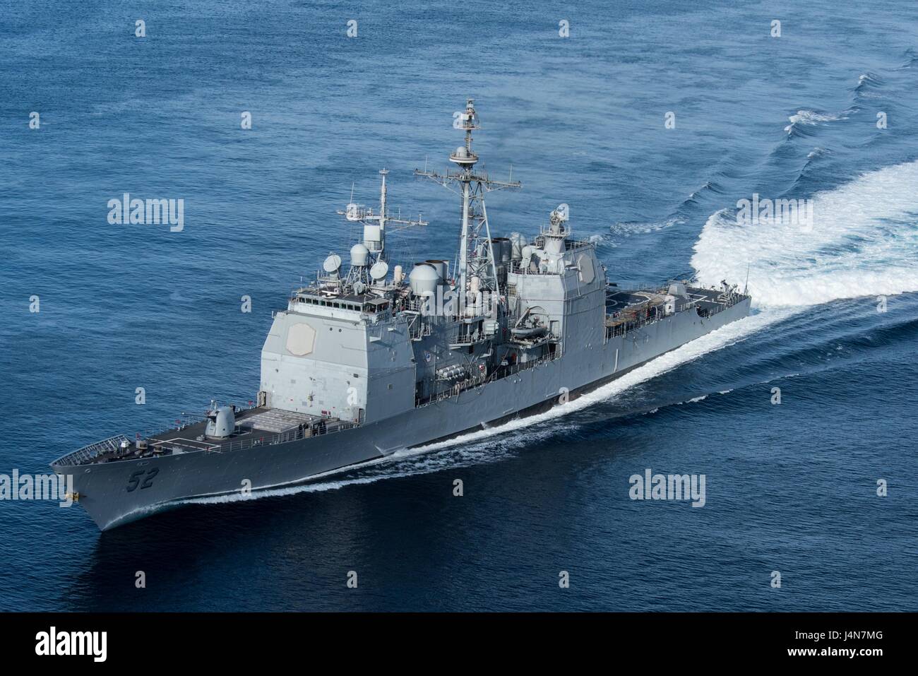 Gli Stati Uniti Navy Ticonderoga-class guidato-missili cruiser USS Bunker Hill durante un esercizio di formazione con Theodore Roosevelt Carrier Strike gruppo 11 maggio 2017 nell'Oceano Pacifico. Foto Stock