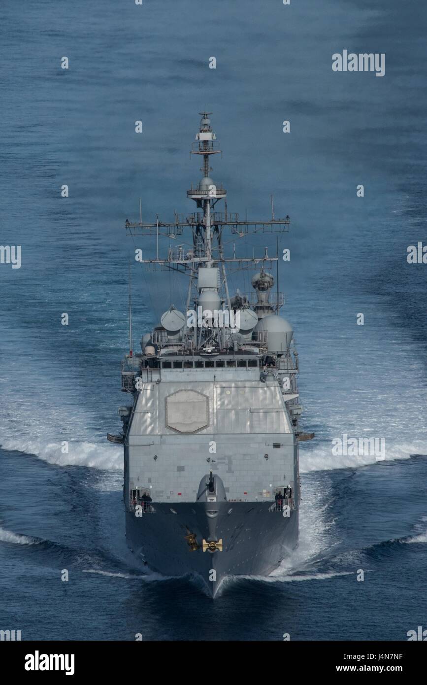 Gli Stati Uniti Navy Ticonderoga-class guidato-missili cruiser USS Bunker Hill durante un esercizio di formazione con Theodore Roosevelt Carrier Strike gruppo 11 maggio 2017 nell'Oceano Pacifico. Foto Stock