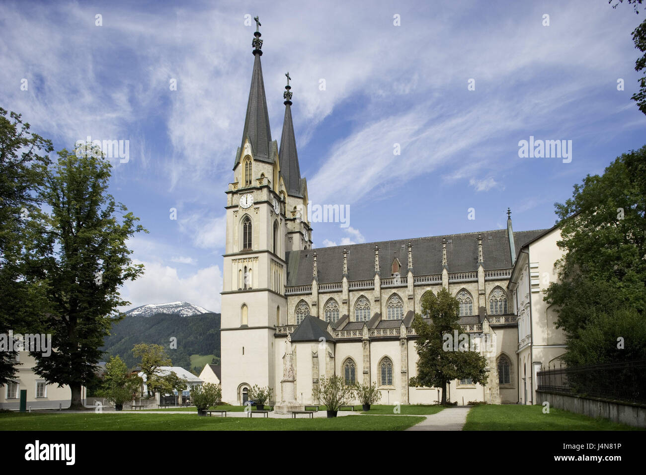 L'Austria, la Stiria, Admont, Chiesa collegiata, esterno, Chiesa collegiata, la chiesa benedettina, penna, benedettino, architettura, la struttura presenta uno stile architettonico neo-gotico, west torri, torri, due, orologio, costruzione sacra, religione, luogo di interesse, park, selle, alberi, deserte, Foto Stock