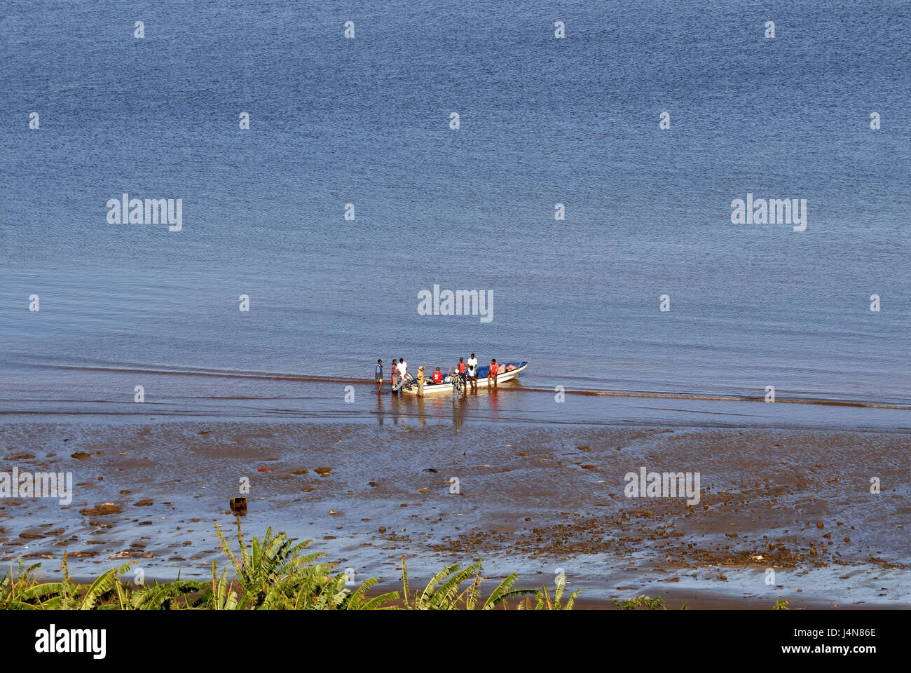 Spiaggia, pescatore, barca, spingere, acqua, isola di Mayotte, Oceano Indiano, Foto Stock
