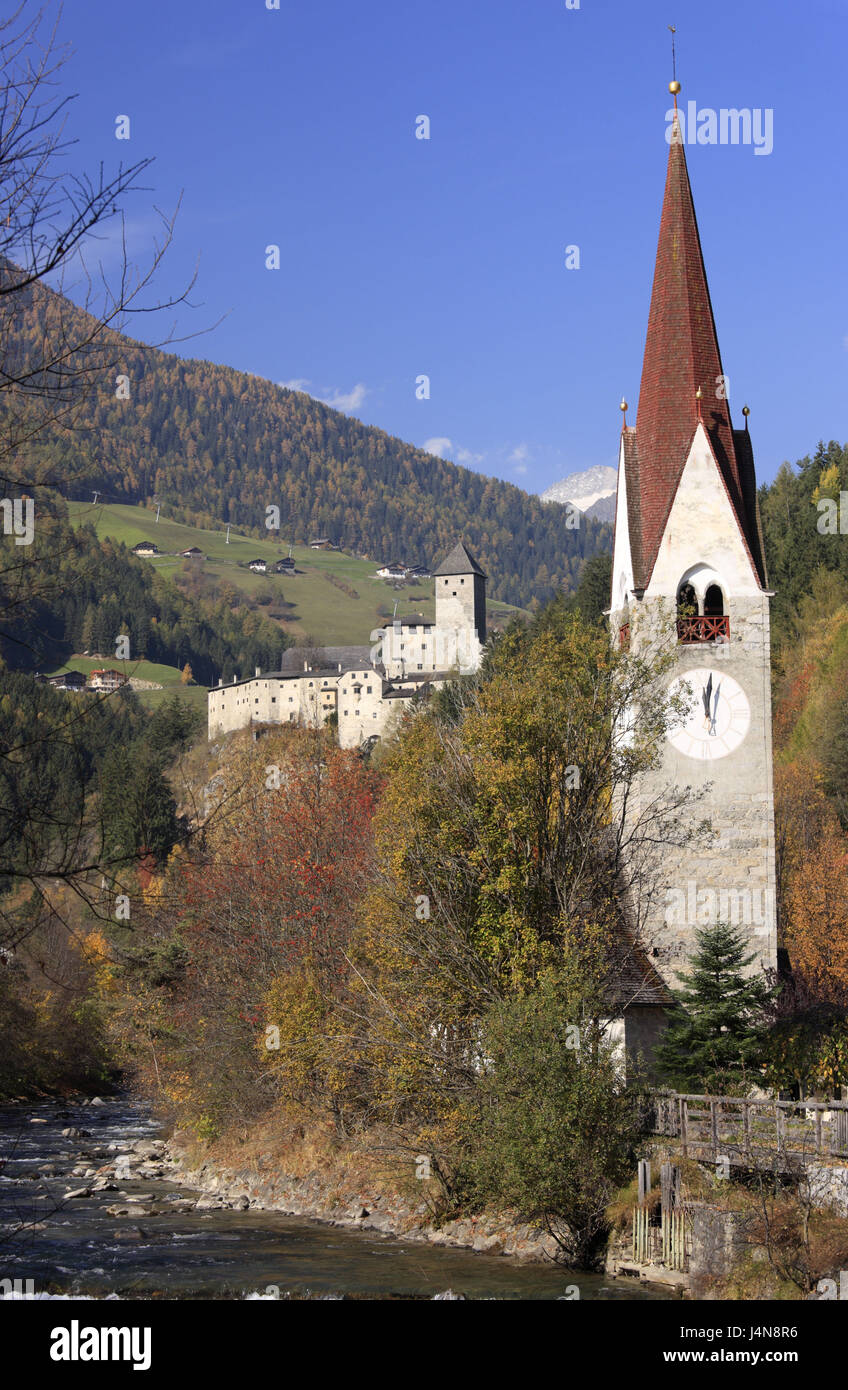 L'Italia, Alto Adige, Val di Tures, Sand in Taufers, chiesa, Castello di Tures, Foto Stock