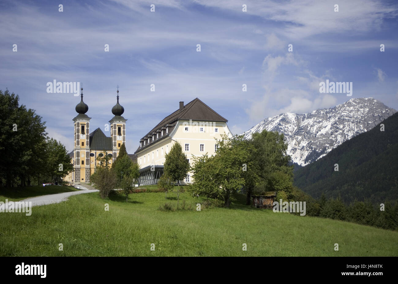 L'Austria, la Stiria, donne di montagna, la Chiesa del pellegrinaggio, luogo, luogo di pellegrinaggio, la Chiesa del pellegrinaggio, luogo di pellegrinaggio, pellegrina del sito, chiesa parrocchiale, Marien la chiesa di stile architettonico, barocco, corte parrocchiale, deserte, prati, alberi, montagne Foto Stock