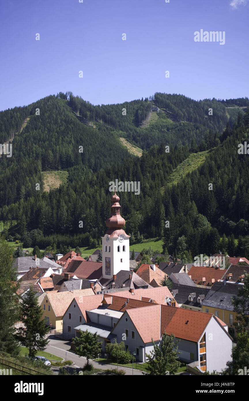 L'Austria, la Stiria, Oberzeiring, vista locale, il resort per la salute, luogo d'argento, mercato, chiesa parrocchiale, la chiesa, case, case, tetti, casa di tetti, turismo, legno, alberi, deserte, cielo blu, Foto Stock