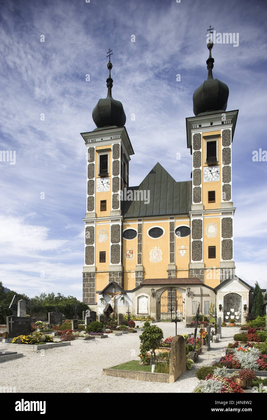 L'Austria, la Stiria, donne di montagna, chiesa parrocchiale, il cimitero posto, luogo di pellegrinaggio, la chiesa, la Chiesa del pellegrinaggio, Marien la chiesa, luogo di pellegrinaggio, pellegrina del sito, stile architettonico, barocco, guglie, due, orologio, tombe, tomba, lapidi deserte, Foto Stock