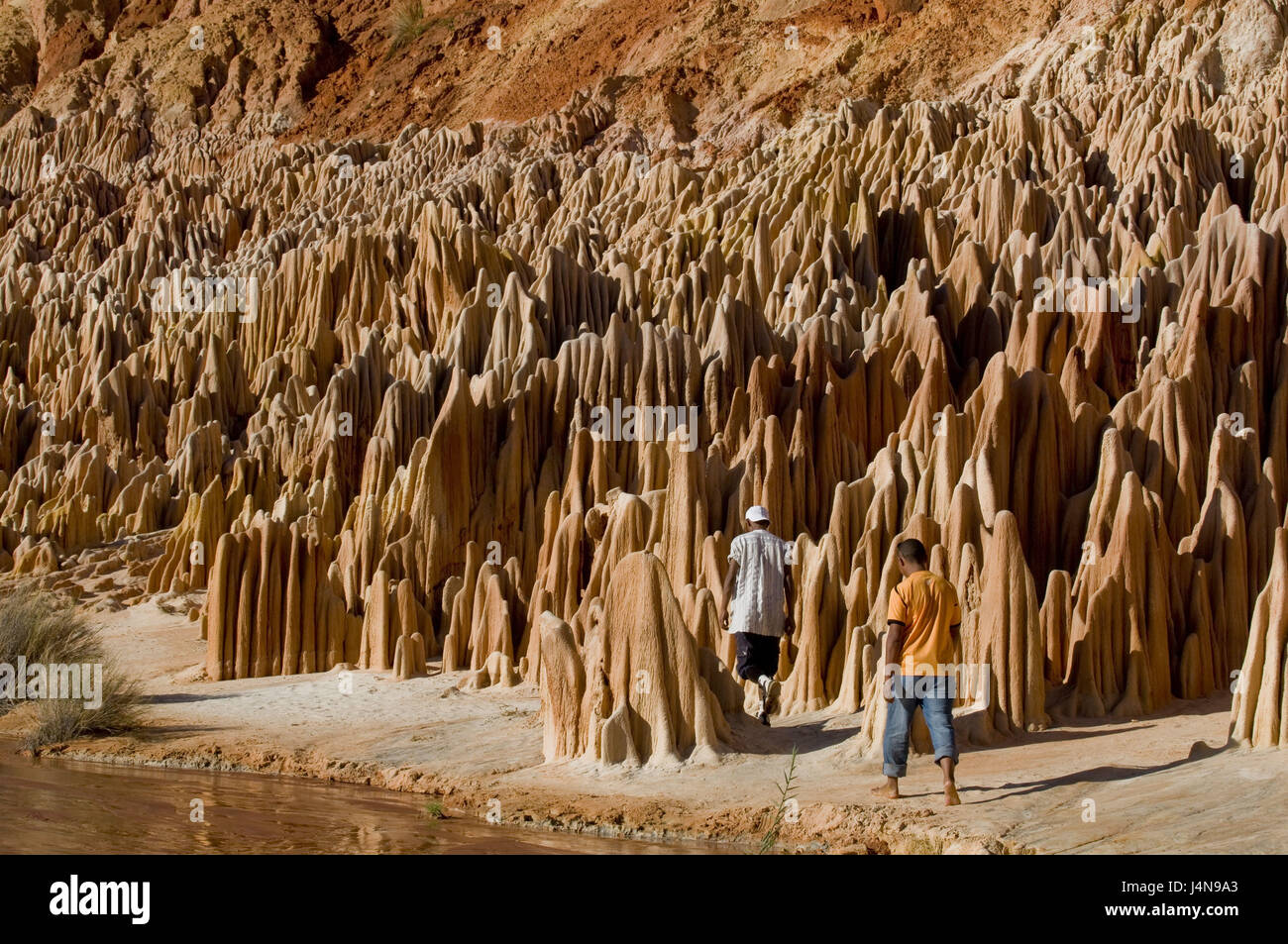 Madagascar, riserva naturale Analamera, rosso Tsingy, formazioni di bile, turisti, Foto Stock