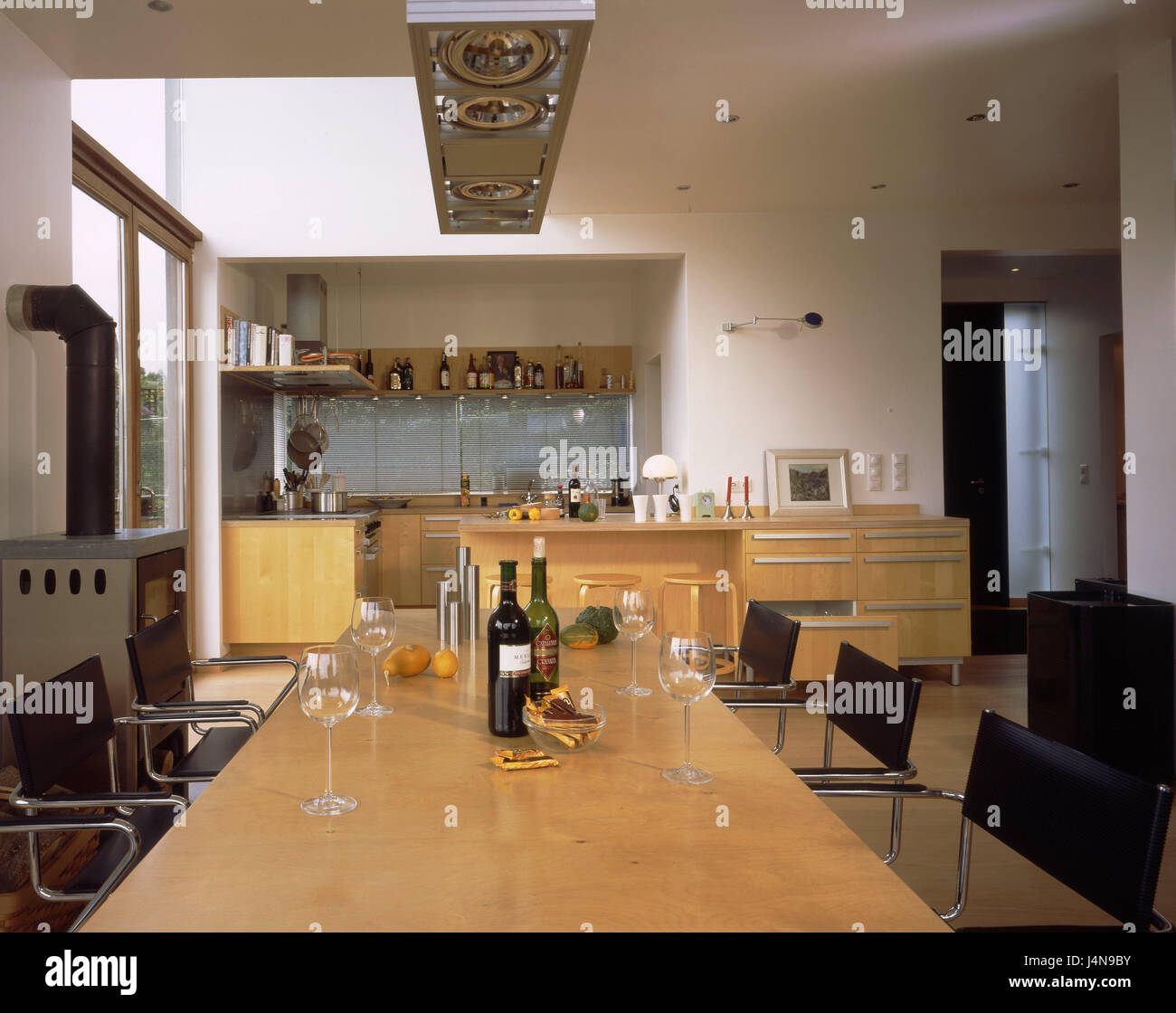 Casa residenziale, cucina-soggiorno, cucina, cucina, unità di credenza culinario, credenza, mangiare gamma, tavolo da pranzo e sedie, zona pranzo, disposizione interiore, casa unifamiliare, stile residenziale, home decor, living, disegno residenziale, ambiente residenziale, interior design, creazione, configurazione, casa propria, real estate, design, Foto Stock