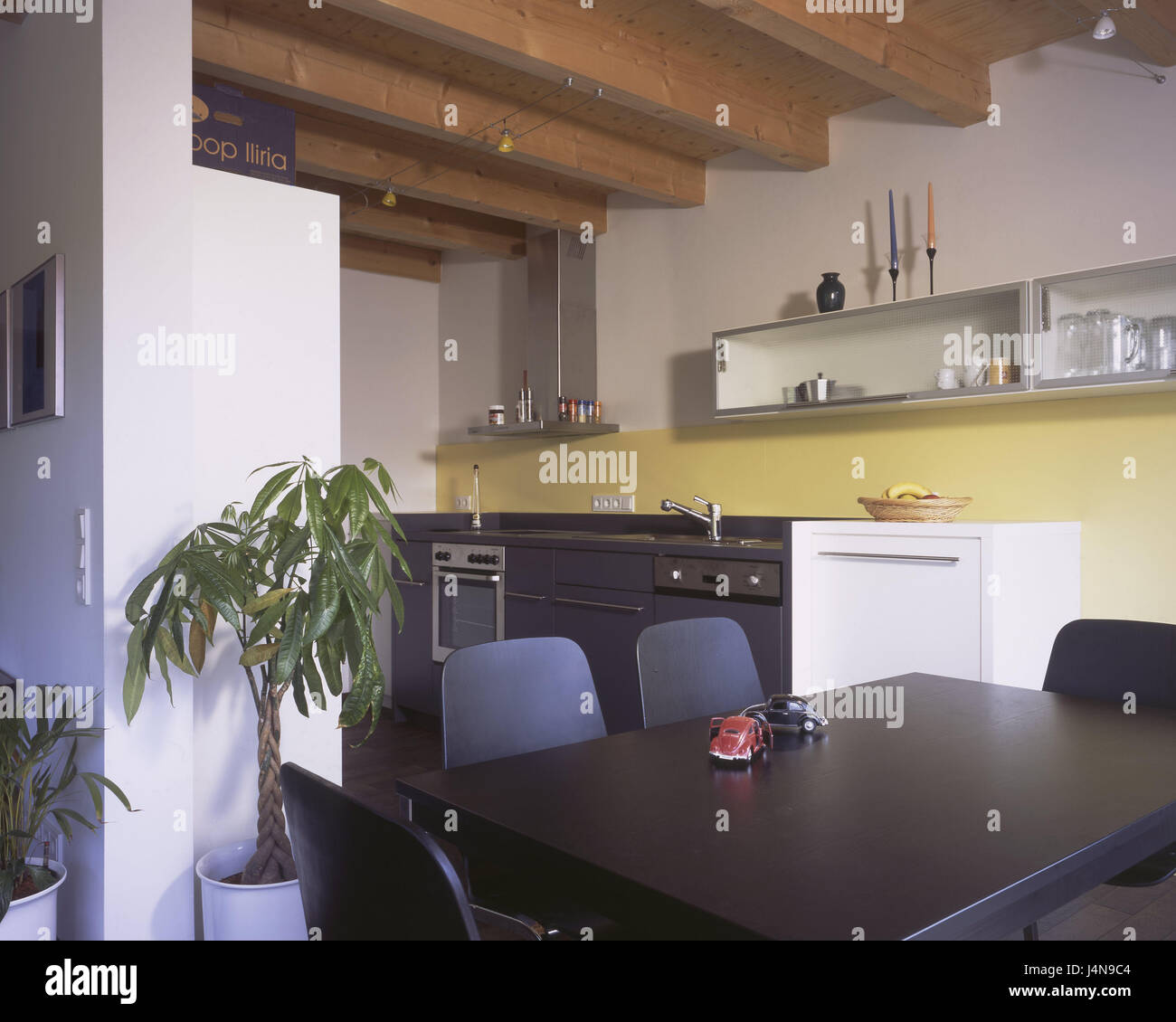 Casa residenziale, piazza vivente, cucina, salotto, tavolo da pranzo e sedie, cucina, unità di credenza culinario, credenza, disposizione interiore, tappi in legno, casa unifamiliare, stile residenziale, home decor, living, disegno residenziale, ambiente residenziale, interior design, creazione, configurazione, casa propria, real estate, design, Foto Stock